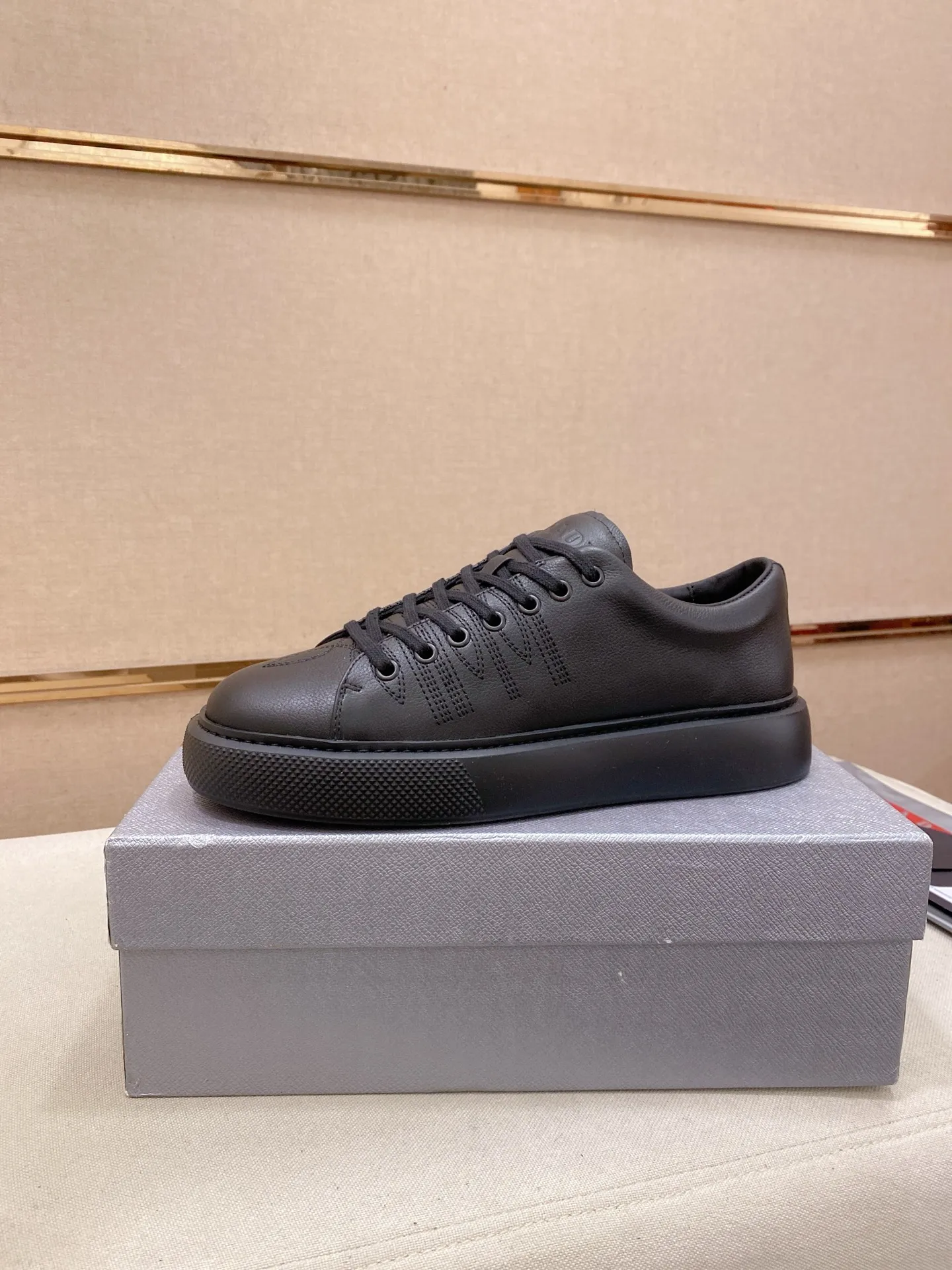 Factory price 560💰 ✔️✔️✔️Higher version High-quality new PRADA (Prada) counters are launched simultaneously. The new men's shoes and 😘fabric are made of selected first-layer cowhide with superb craftsmanship. Lining: Full cowhide lining. 👍🏿 High-end ☄️ air-cushion molded anti-slip rubber outsole, exquisite lines, simple and elegant, comfortable and high-end for leisure travel. Code number: 38 to 45
